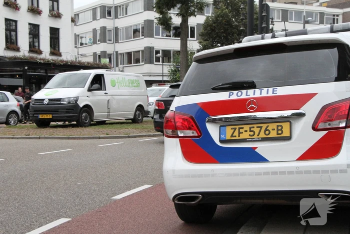 Vrouw gewond bij botsing met bestelbus