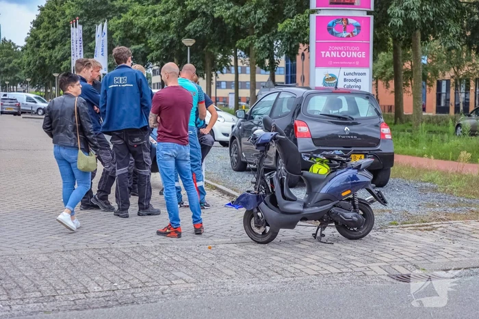 Afslaande auto botst op scooterrijder