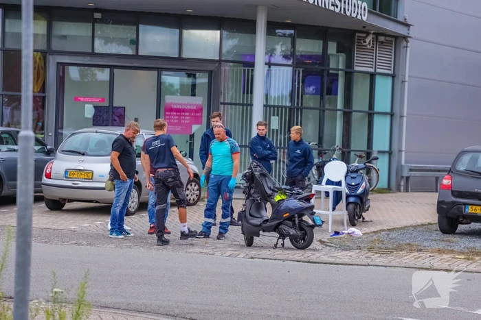 Afslaande auto botst op scooterrijder