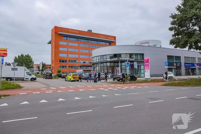 Afslaande auto botst op scooterrijder