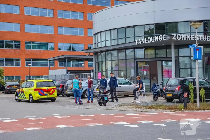 Afslaande auto botst op scooterrijder