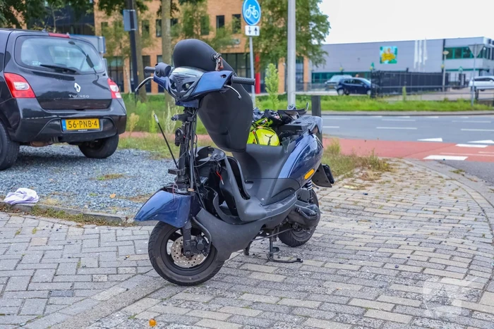 Afslaande auto botst op scooterrijder