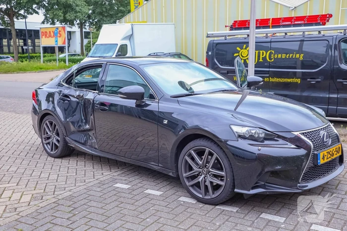 Afslaande auto botst op scooterrijder