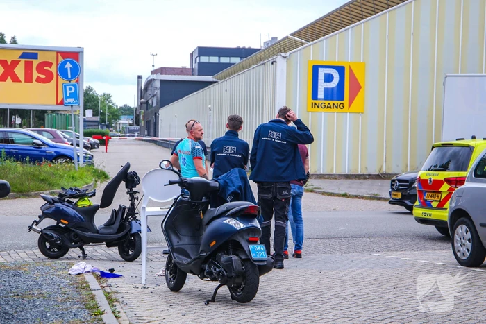 Afslaande auto botst op scooterrijder