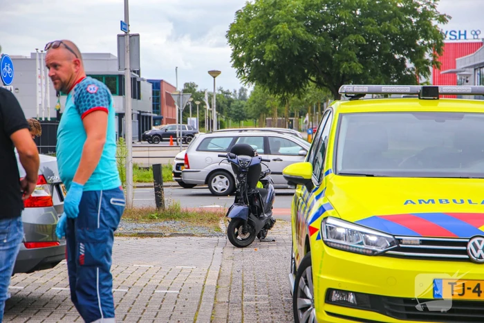 Afslaande auto botst op scooterrijder