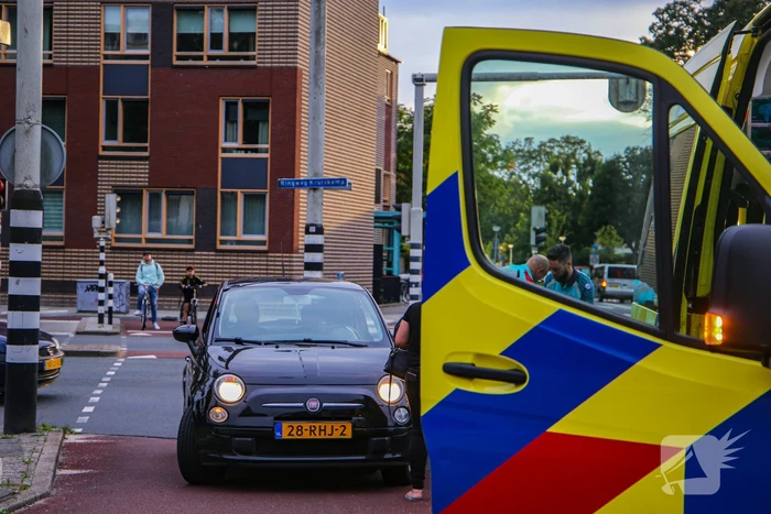 Bestelbus en personenwagen betrokken bij botsing