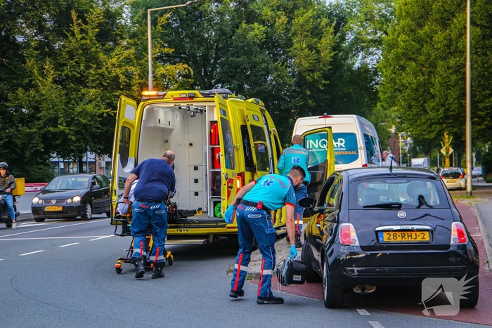 Bestelbus en personenwagen betrokken bij botsing