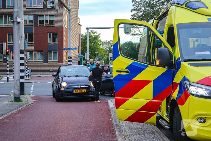 Bestelbus en personenwagen betrokken bij botsing