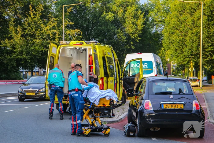 Bestelbus en personenwagen betrokken bij botsing