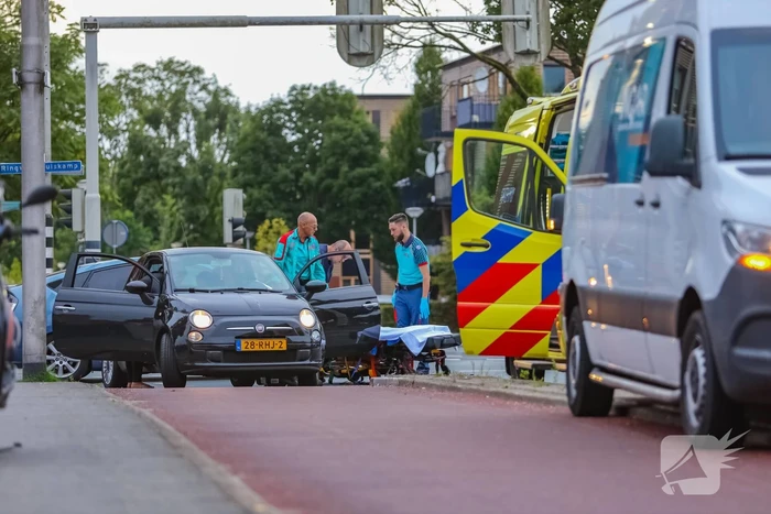 Bestelbus en personenwagen betrokken bij botsing