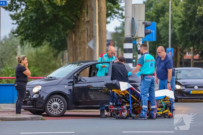 Bestelbus en personenwagen betrokken bij botsing