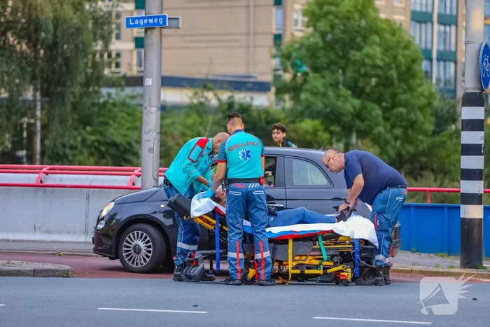 Bestelbus en personenwagen betrokken bij botsing