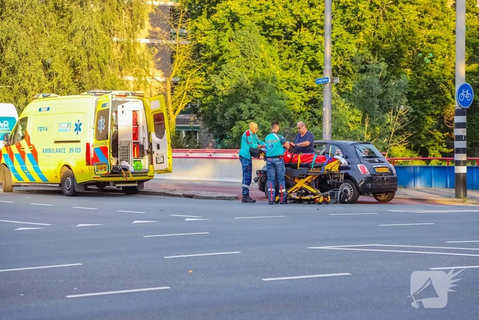 Bestelbus en personenwagen betrokken bij botsing
