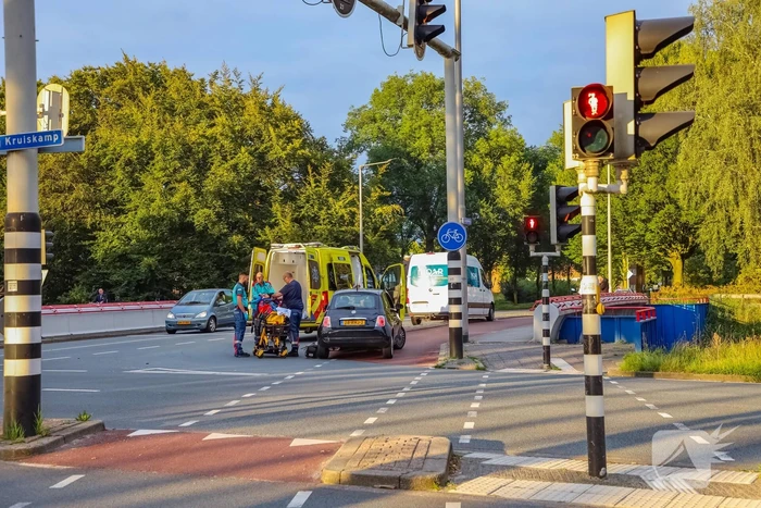 Bestelbus en personenwagen betrokken bij botsing