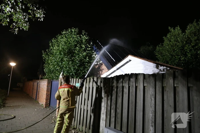 Politie doet onderzoek naar oorzaak brand garage