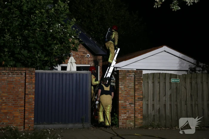 Politie doet onderzoek naar oorzaak brand garage
