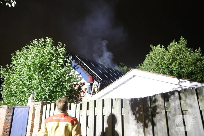 Politie doet onderzoek naar oorzaak brand garage