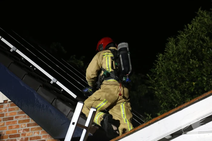 Politie doet onderzoek naar oorzaak brand garage