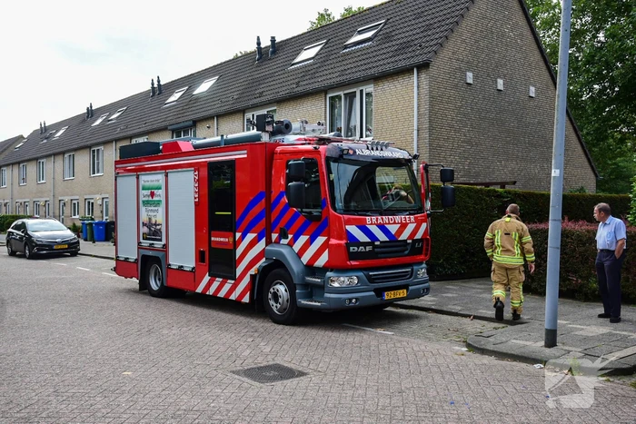 Brandweer doet metingen in woning op verzoek van politie