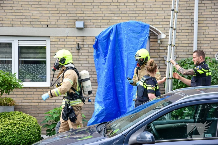 Brandweer doet metingen in woning op verzoek van politie