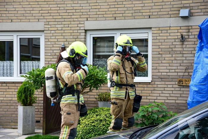 Brandweer doet metingen in woning op verzoek van politie
