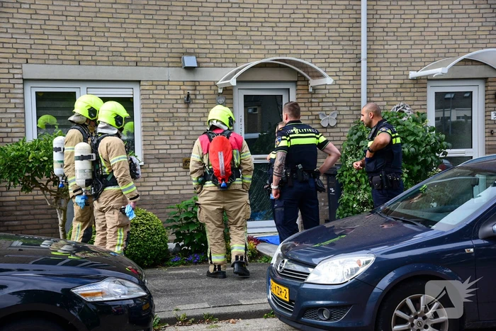 Brandweer doet metingen in woning op verzoek van politie