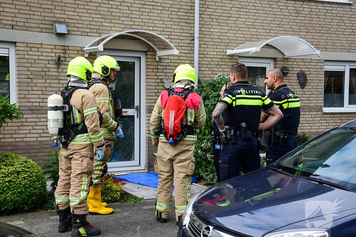 Brandweer doet metingen in woning op verzoek van politie