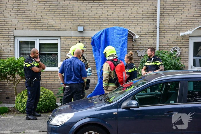 Brandweer doet metingen in woning op verzoek van politie