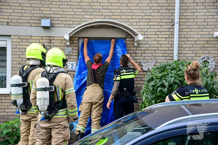 Brandweer doet metingen in woning op verzoek van politie