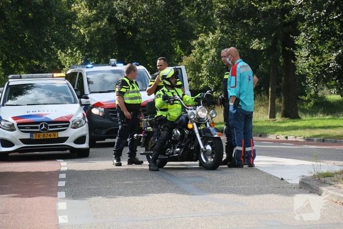 Motorrijder gaat met Harley-Davidson onderuit