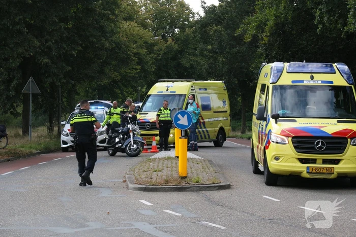 Motorrijder gaat met Harley-Davidson onderuit