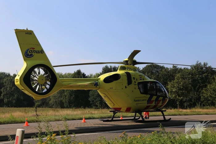 Wielrenner schiet onder een auto na botsing