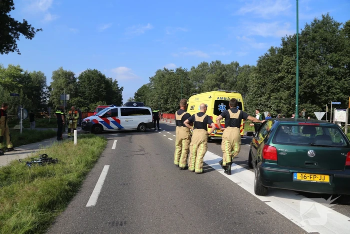 Wielrenner schiet onder een auto na botsing