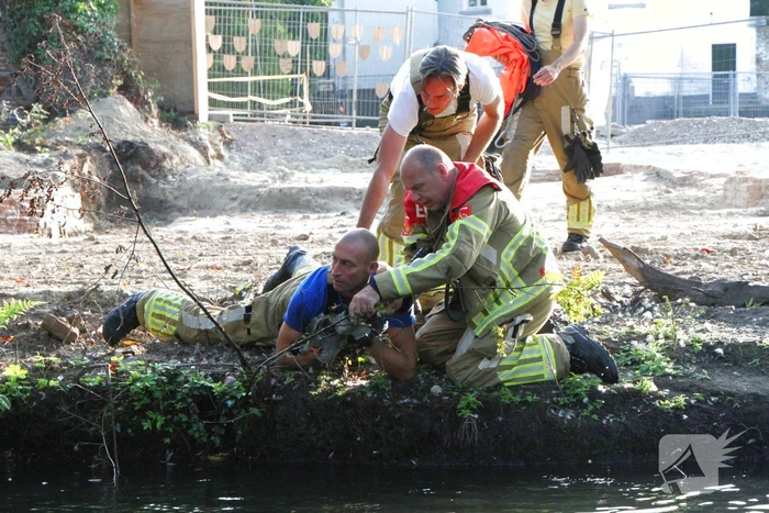 Brandweer redt eend in problemen