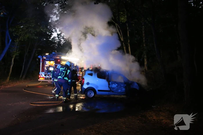Voertuig verwoest door brandstichting