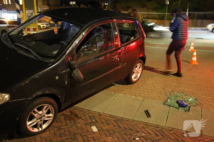 Auto op z'n kant door ongeval