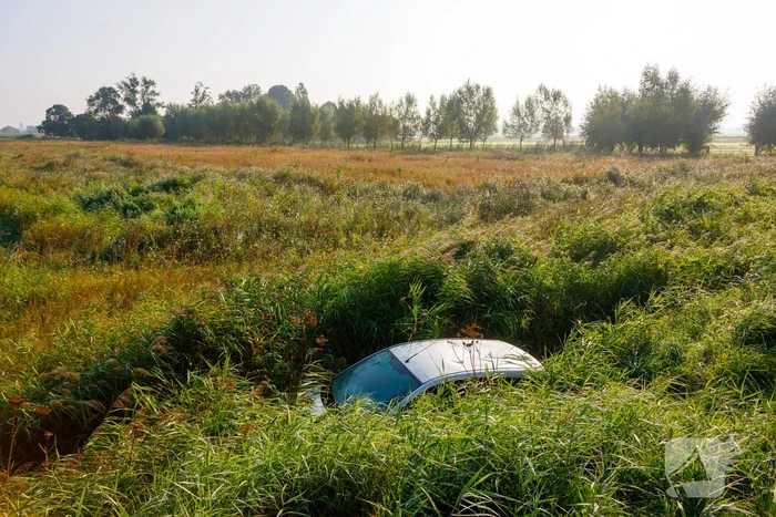 Automobilist raakt met auto van weg en belandt in sloot