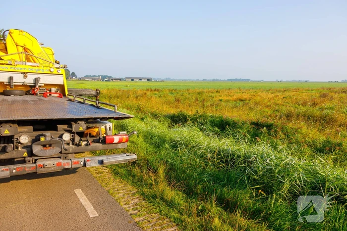 Automobilist raakt met auto van weg en belandt in sloot