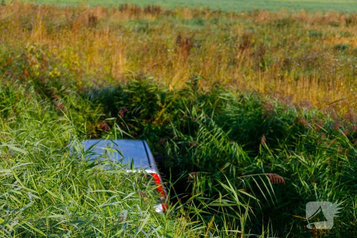 Automobilist raakt met auto van weg en belandt in sloot