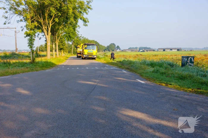 Automobilist raakt met auto van weg en belandt in sloot