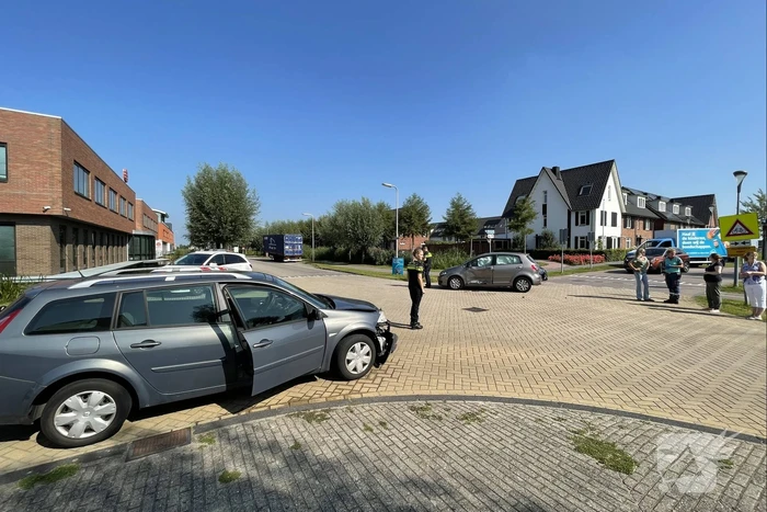Auto's in botsing op kruising
