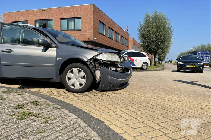 Auto's in botsing op kruising