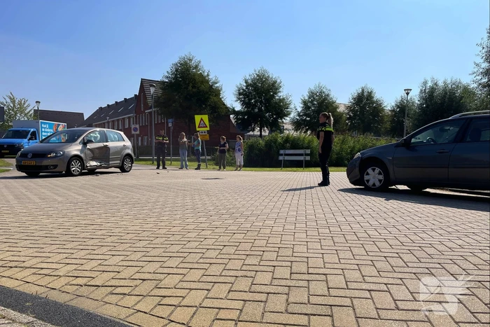 Auto's in botsing op kruising