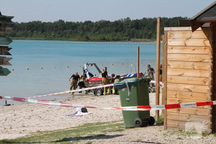 Grote zoekactie naar persoon in water Dagstrand Het Blauwe Meertje