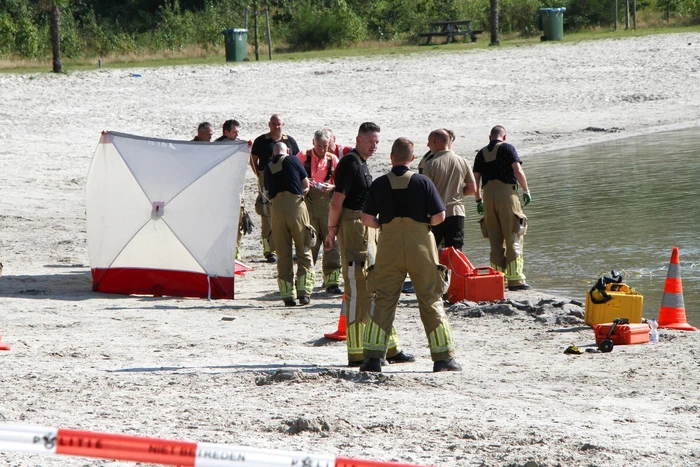Grote zoekactie naar persoon in water Dagstrand Het Blauwe Meertje