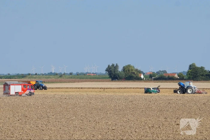 Enorme rookwolken bij brand in tractor