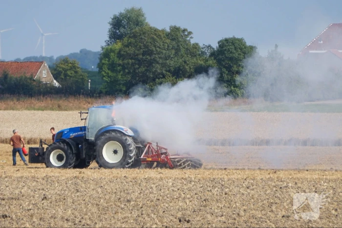 Enorme rookwolken bij brand in tractor