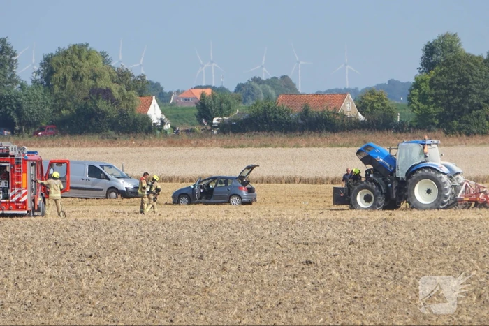 Enorme rookwolken bij brand in tractor
