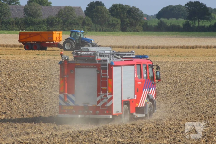 Enorme rookwolken bij brand in tractor