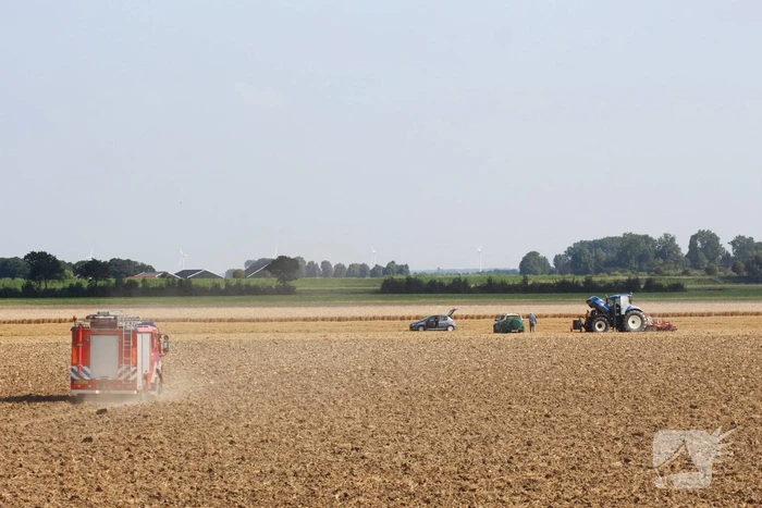 Enorme rookwolken bij brand in tractor